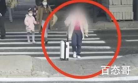 初中女生带满箱偶像周边离家出走 这样盲目的追星其实也是精神病的一种