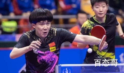 林高远王曼昱颁奖仪式上互戴奖牌 乒乓球锦标赛名场面