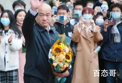武大学子齐唱再见送别窦校长 这位窦校长无疑是学界一股清流
