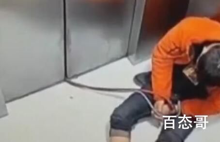 男子酒后遛狗被卡电梯致狗死亡 他要是不把绳子套在手上狗和人就都没事儿了