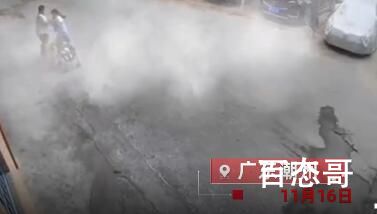 女子带娃散步被当街猥亵 警方回应幸亏有两位热心人士拔刀相助