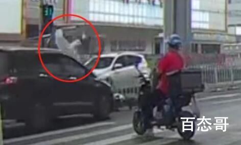 广州交警回应大白送核酸样本时被撞 看着都疼啊太敬业了