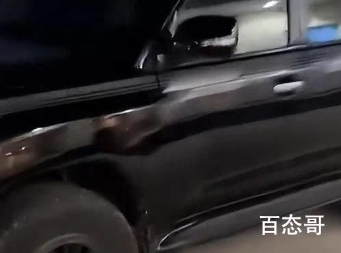 球迷遇酋长儿子 被邀请到家中撸狮子 为热情好客的酋长儿子点赞