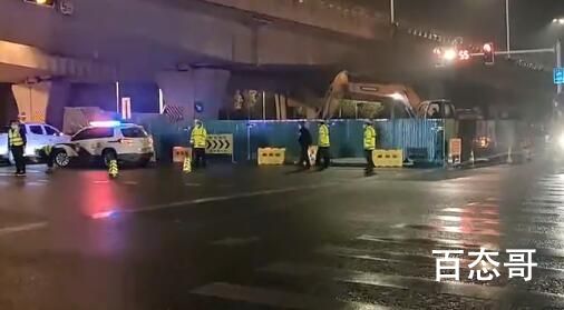 合肥一路面发生塌陷有人骑车坠入 这路才修好没多久