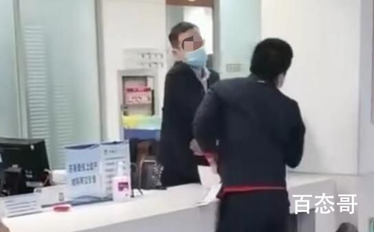 工作人员扇市民耳光 打人者被停职 工作做好了，怎么会有冲突？