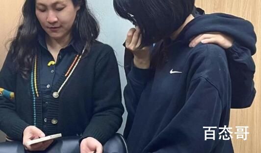 把父亲送进监狱后 她仍不原谅母亲 愿女孩能从阴影中走出来必经人生还有很长的路走！