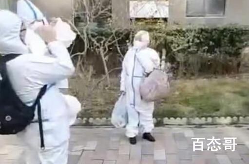 父母带2岁孩子去方舱 邻居纷纷劝留 疫情无情人有情