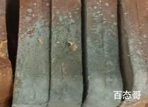 校长带发霉面包看望学生?学校回应 应该不是故意的