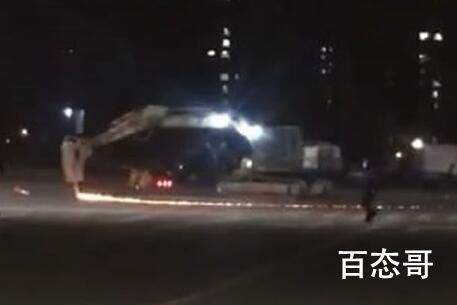 挖掘机当街破坏致1死 司机被击毙 机器失控还是人失控？
