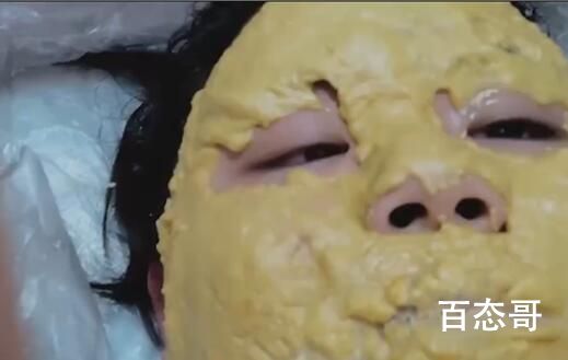 妈妈给女儿脸上“摊大饼”退烧 这是午饭时间又到了?