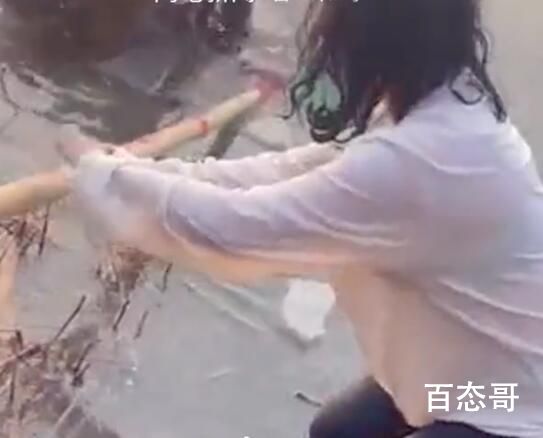 姑娘不顾生理期跳冰湖救出老人 果然还是年轻好