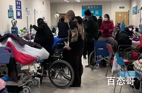 跨年夜急诊室:走廊上躺满病重老人 病人需要救治医生超负荷的工作