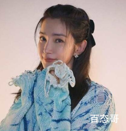李冰冰穿蓝色毛衣温柔优雅 肤白貌美满满少女感!
