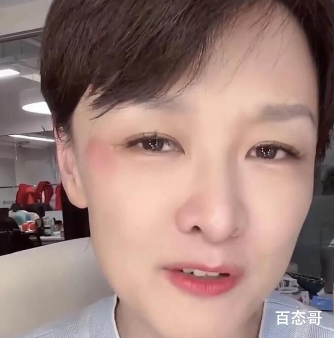 央视前主持李小萌回应被家暴 眼旁伤痕明显面容憔悴，真是让人心痛