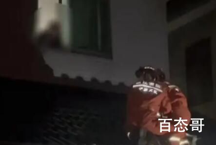 女子凌晨坐房顶大哭称不想结婚 主要是没遇到想嫁的人
