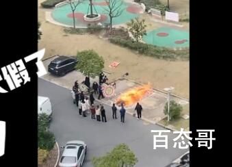 新冠迫使中国家庭当街焚化尸体?谣言 究竟是怎么一回事
