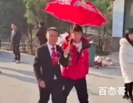 短发新娘不穿婚纱被误认成伴郎 举止大方随和我相信这种人挺好相处