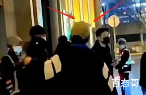 王某某打人疑似现场图曝光 四个人打一个就是流氓行为了