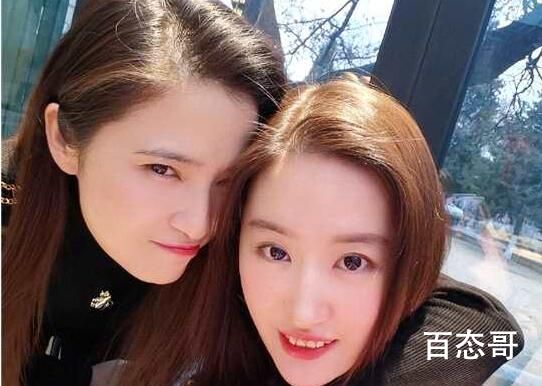 刘亦菲与龚蓓苾嘟嘴亲密自拍 穿粉色上衣笑容甜美