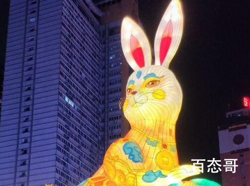 重庆街头巨型兔子灯被市民吐槽太丑 真相实在让人无语