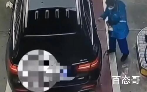 奔驰车主回应“加完油将钱扔地上” 加油员为何要抹眼泪