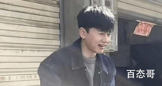 张杰现身成都街头被偶遇 和粉丝合照签名毫无架
