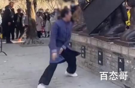 有点上头!男子扛铁板狂砸秦桧雕像 这铁板刮到自己咋整？