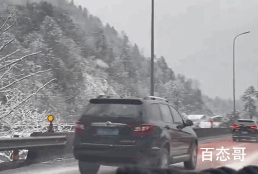 万米隧道一头绿色盎然一头白雪皑皑 世界真奇妙人类也挺厉害的