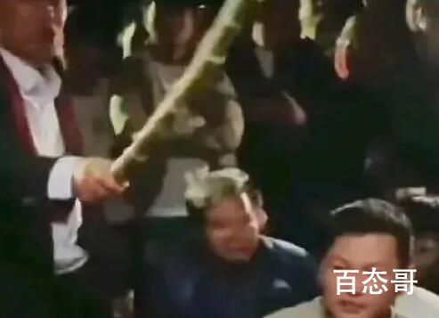 广西一村子单身男子被叫到祠堂罚跪 挺好正好不用找借口不回家了