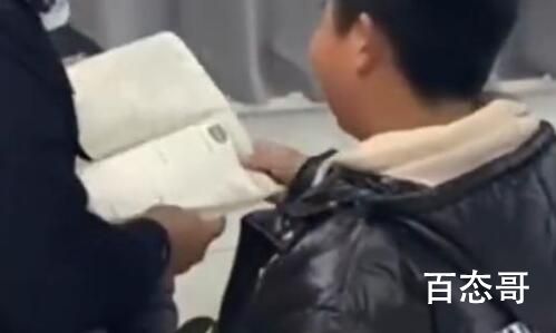 男孩丢寒假作业民警找回说抓紧写 留给男孩的时间不多了