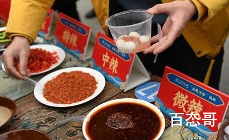 重庆一景区煮麻辣汤圆迎元宵佳节  这是新出的口味吗