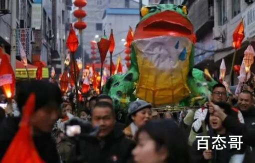 四川上万人点燃“蛴蟆灯”祈福 过年过节就应该热热闹闹的