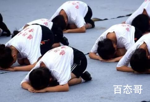 高中生分班前磕头跪谢班主任 如果是孩子自愿的真是无可厚非