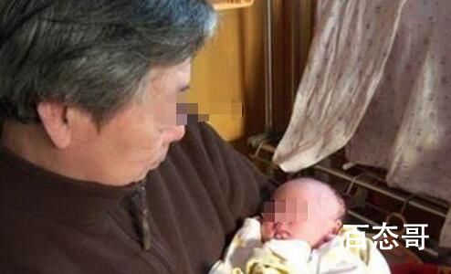 30岁男子发现56岁老妈生二胎 以后的孩子读大学甚至读研读博谁供养?