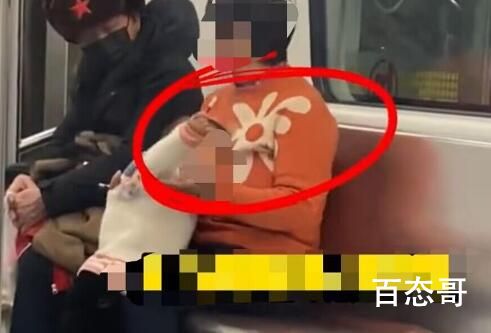 杭州地铁回应大妈抽烟还给娃点烟 不是说在这种场所吸烟是会被拘留的吗？