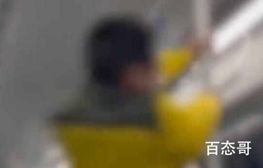 男子在地铁内抓扶手疯狂转圈  这是最近开始学钢管舞了？上课前预习下？