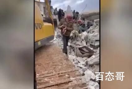 获救女婴脐带仍与遇难母亲相连 只能说这孩子命真硬