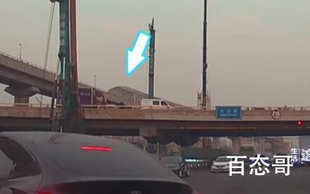 男子车祸现场未撤离被撞飞下桥 背后的真相让人始料未及