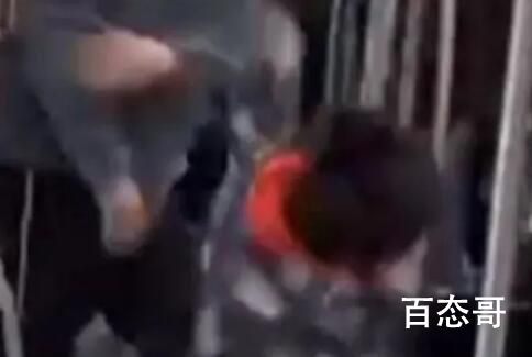 2男子地铁互殴 旁边小男孩被扇倒 现在还在打架的勇气可嘉