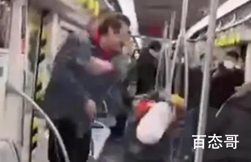 2男子地铁互殴 旁边小男孩被扇倒 现在还在打架的勇气可嘉