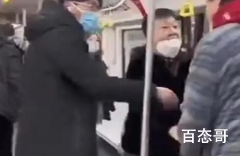 2男子地铁互殴 旁边小男孩被扇倒 现在还在打架的勇气可嘉