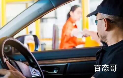 代驾称不会停车趁车主倒车碰瓷 这代驾小哥让车主付出了代价！