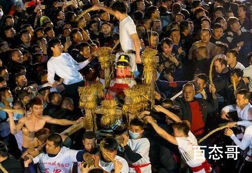 广东最狂野民俗盐拖灶神:场面激烈 一觉醒来整个朋友圈都是盐灶迎老爷