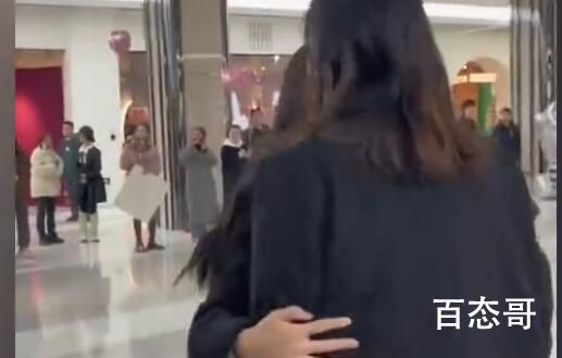 女生挤进人群吃瓜 男友突然出现求婚 愿天下有情人终成眷属