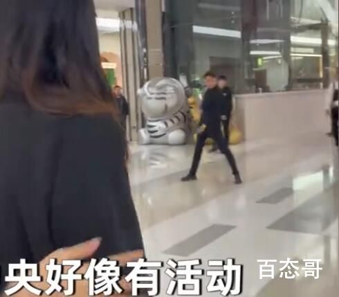 女生挤进人群吃瓜 男友突然出现求婚 愿天下有情人终成眷属
