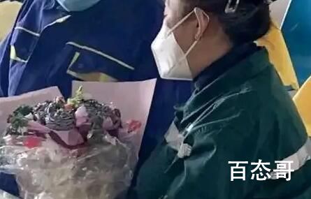 食堂大爷送大妈钢丝球玫瑰花  真的是“情比钢坚”！