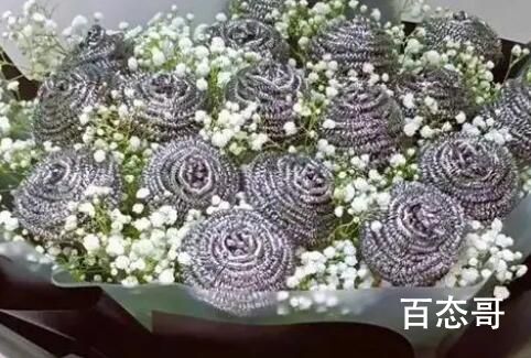 食堂大爷送大妈钢丝球玫瑰花  真的是“情比钢坚”！