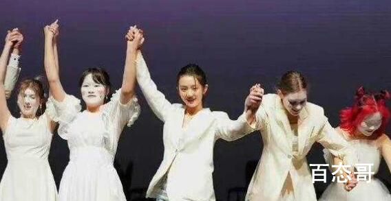 黄多多任导演策划舞台剧 穿白西装谢幕大气有范