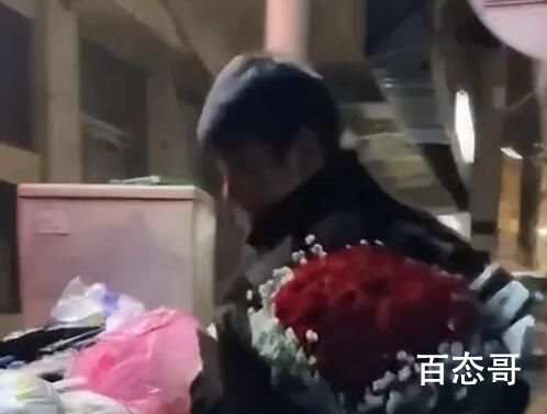 男子垃圾桶旁捡玫瑰送妻子 挺好的双方开心就好