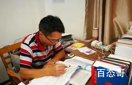 湖南一学校两老师迟到被校长罚站 双手插兜对错误一点没反省